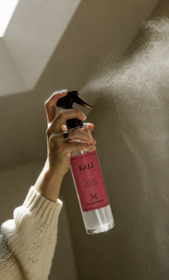 aroma energizante o relajante — mano ajustando un difusor de aroma por la mañana