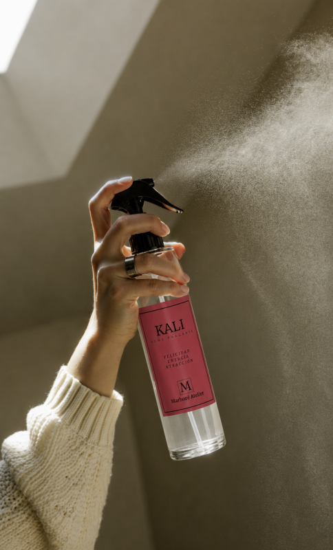 aroma energizante o relajante — mano ajustando un difusor de aroma por la mañana